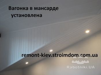 Фото вагонки из ольхи которая покрыта двумя слоями специальной краски. Такое покрытие позволяет подчеркнуть структуру дерева. Так как это потолок мансардного этажа, то выбрали белый цвет, чтобы было больше света.