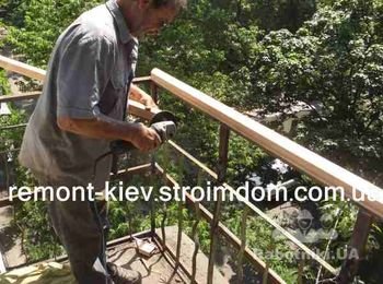Для более точного схождения балконных перил по стыкам снимаем слой древесины "болгаркой". Фото сделано непосредственно в момент работы.