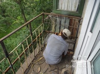 Тщательно свариваем вертикальными швами ограждение балкона с ребром жесткости - профилированной трубой. Ограждение для того и придумано, чтобы народ не упал " за борт" балкона, поэтому всё должно быть надёжно.