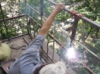 Продолжаем укрепление балконного ограждения, привариваем среднюю часть ограждения балкона