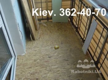 Вот так выглядит пол на балконе из OSB. Покрытие жесткое и прочное. Фото сделано сверху, с табуретки.
Пол утепленный и ровный. Цена на монтаж и материал умеренная. Кроме того такой пол гораздо легче цементной стяжки и излишне не перегружает плиту балкона.