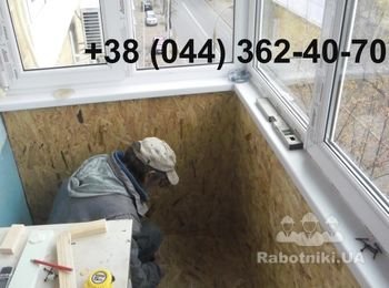 Обшивка балкона под рамами закончена. Осталось обшить стены дома и потолок. Утепление и обшивка под рамами - наиболее ответственная часть ремонта балкона. Стены обшиваются чисто для декора, а монтаж ОСБ и утеплителя под рамой отделяют жилое помещение от улицы.
