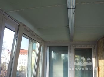 Утепление балкона - монтаж утеплителя (стиродур) на потолок он же крыша балкона. Это тоже важная операция по комплексному утеплению балкона. Фото сделано снизу, с пола балкона.