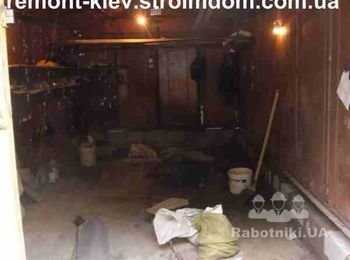 Внутренний вид гаража после бетонирования пола и укладки шлакоблоков. Теперь высота воротного проёма около 2,35 метра. Этого достаточно чтобы въехал джип или минивэн.