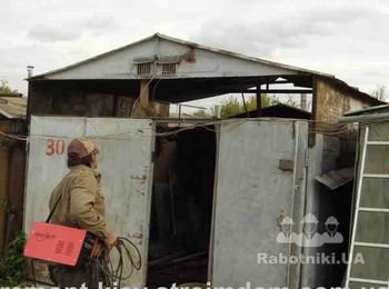 Зашиты боковые стороны гаража металлическими листами. Осталось зашить ворота и заднюю стенку гаража. Цены на наши работы Вы можете посмотреть здесь http://remont-kiev.stroimdom.com.ua/products/?categoryid=695