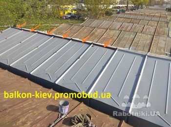 Крыша покрашена, и возможные места протечек загерметизированы. Стрелками на фото показана сплошная проклейка конька крыши битумной лентой. Ждём дождь для проверки))).