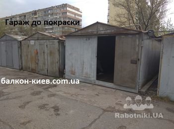 Фото гаража до начала работ по покраске. Старый слой краски потрескался и местами отошёл от металла. Этот слой уберём с помощью шпателя. Краску которая держится крепко удалять не будем, красим прямо по ней.