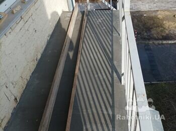 А осьо так виглядає стяжка на підлозі балкону. Рівна поверхня, трохи схил назовні для стоку води.