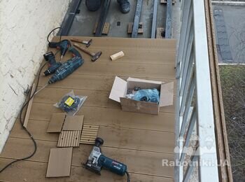 Монтаж терасної дошки на підлогу балкона іде повним ходом. Виставляемо лаги і на спеціальні кліпси з нержавіючої стали кріпимо дошку.