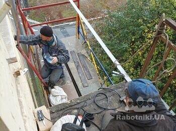 Пробиті отвори ретельно очищаємо і грунтуємо. Цементний розчин на якому будуть встановлені балки каркасу балкона повинен мати добре счеплення з цегляною кладкою.