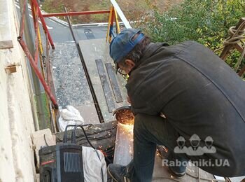 Відрізаємо в розмір сталеві двотаврові балки. Готуємося до монтажу.