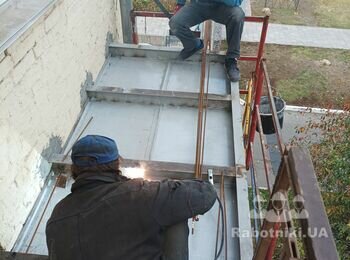 Підготовка під бетонування балконної плити майже завершена.