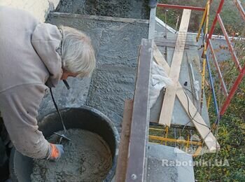 Бетонування плити балкону. Бетон виготовлюється за допомогою ручного електроміксера. Але перед тим треба ще усі компоненти підняти, а це близько 600 кг.