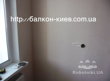 Розетка из которой будет проложен провод на балкон. Рядом окно выходящие на балкон. Вид до начала работы.