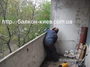 Теперь и вторая часть ограждения балкона переставлена, крепим в пяти точках. Сварка постоянно в работе. Быстрота тут не главное, главное - надежность.