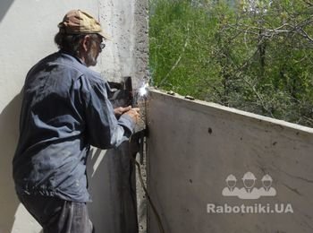 Ограждения одной части балкона перенесены вперед, теперь нужно закрепить парапет в новом положении. В момент работы, телефонные переговоры с потенциальными клиентами вести крайне трудно. Поэтому, уважаемые заказчики (особенно заказчицы!), если мы попросим вас послать СМС с адресом объекта и телефоном, или сбросить фото на вайбер, ПОЖАЛУЙСТА, сделайте это! Спасибо за понимание!
