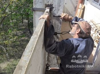 Делаем новые точки крепления для верхней части ограждений балкона.
Стальную полосу привариваем к закладным элементам дома. Фото сделано непосредственно в процессе сварки.