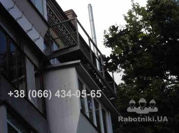 А это вид на вынос балкона снизу, с земли. Нижний соседский балкон тоже с выносом, но по уровню подоконника, а "наш" вынесен по уровню пола. Услуги по сварке и монтажу металлических конструкций на балконе ( вынос, крыша, ограждения) Вы можете заказать у нас. Работаем по всему Киеву по доступной цене. Звоните! Заказывайте!