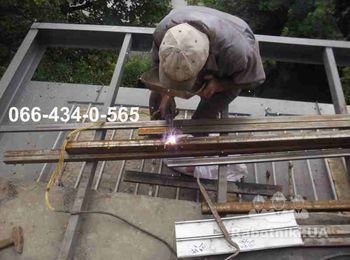 Сращивание трубы с помощью сварки - элемента ограждения балкона. Это делается для более экономного использования материала, чтобы уменьшить количество остатков и снизить, по мере возможности, конечную цену на ремонт балкона. Фото сделано непосредственно в момент сварки трубы.