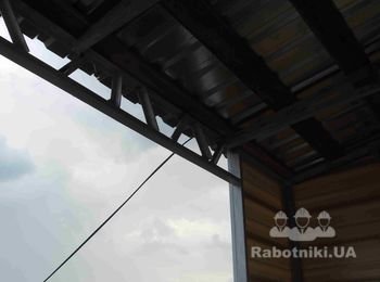Крыша балкона из профнастила. Каркас из стального уголка.
