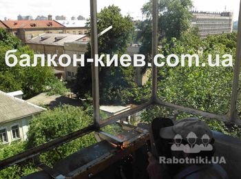 Кронштейны выноса привариваются к стальному ограждению балкона.