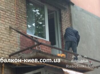 Основные точки крепления каркаса балконного выноса - это прут диаметром 12 мм пропущенный в сквозное отверстие в капитальной стене. Со стороны квартиры заглушка стоит, а та часть которая выходит на балкон приварена к каркасу балкона. Словом закреплено "мертво"!