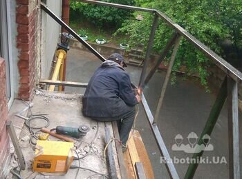 Соединения выполняются с помощью сварки. Крыша нижнего балкона (тоже сделанного нами) закрыта куском старого линолеума, чтобы не повредить кровлю при монтаже.