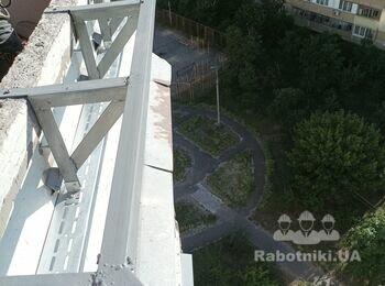 А тут інше завдання. Треба утеплення фасаду балкона, з зовнішнього боку, під виносом. Без техніки промислового альпінізму не обійдеться.