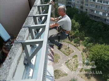 Часто - густо нас викликають на такі роботи, які багато майстрів відмовляються робити. Таке собі завдання "с зірочкою"! Прикладово на цьому об'єкті винос робила інша людина, але утеплювати в обшивати балкон відмовилася. Ще й технологію замовник вимагає непросту.