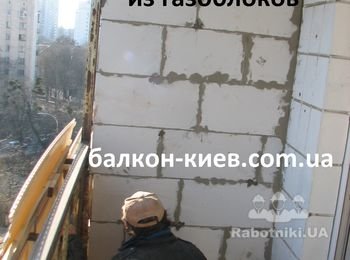 Перегородка на балконе полностью готова. Кроме того установлена наружная обшивка, выполнен монтаж основания под остекление, укреплены балконные ограждения. Эти и другие услуги по ремонту балкона в Киеве Вы можете заказать у нас. Оптимальное соотношение цена - качество. Опыт более 10 лет и около 500 сданных после ремонта балконов. Звоните! Заказывайте!