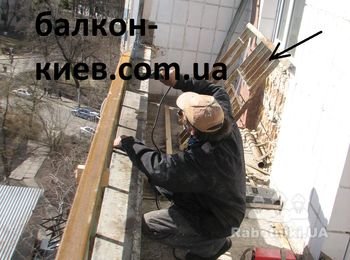 Демонтаж стальных конструкций на балконе выполнен на 80%. Вырезанная решетка стоит на полу, на фото помечена черной стрелкой. Швеллер решили пока не срезать, чтобы не нарушать жесткость балконных парапетов.