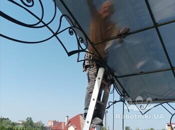 Старе покриття з полікарбонату зняли, встановлюємо новий лист.