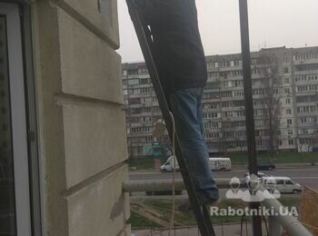 Початок роботи з монтажу балконного даху.
