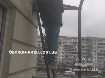 Балкон планується засклити, тобто поставити металопластикові вікна. Тому зразу робимо ще і каркас під рами. Матеріали каркасу - профільна труба і кутник.