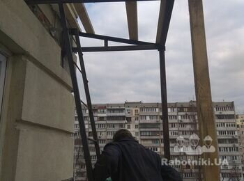 На металічний каркас даху кріпимо дошки - основу для покрівлі.