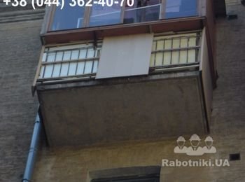 Вот такой вид имеет балкон с разрушенной наружной обшивкой. Фото сделано снизу, с земли.Справа пожелтевший от солнца утеплитель. И таких балконов в Киеве немало. Необходима полная замена ( демонтаж - монтаж) обшивки.