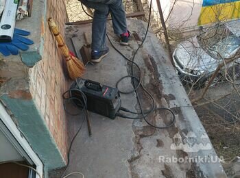 Демонтували частину стяжки на балконі і повністю огорожу. починаємо монтаж поручнів балкону.