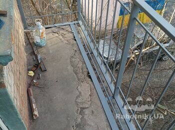 Ось так виглядає нове огородження балкону. Міцне і безпечне! І виглядає значно охайніше ніж старе!
Тепер потрібно зробити стяжку.