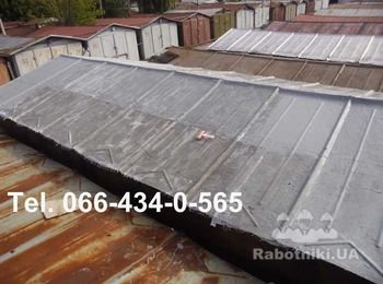 Так выглядит крыша гаража после ремонта. Фото сделано с соседского гаража. Листы кровли выпрямлены, каркас укреплен, наружная часть крыши обработана герметиком. Услуги по ремонту крыши металлического гаража Вы можете заказать у нас по разумной цене. Работаем по всему Киеву. Звоните! Заказывайте!