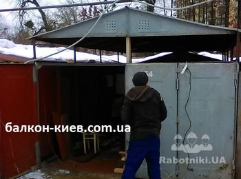 Крышу гаража подняли и поставили на каркас из уголков. Теперь предстоит зашить просвет между стеной и крышей металлическим листом. Ну и ворота наростить. Ещё раз говорю о том, что делать такую операцию надо умеючи. Иначе можно повредить гараж или себя.