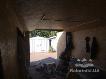 Просвет между блоками и обшивкой закрыли наличником и вид сразу стал более презентабельный. Металлический гараж, после отделки OSB, выглядит как жилое помещение.