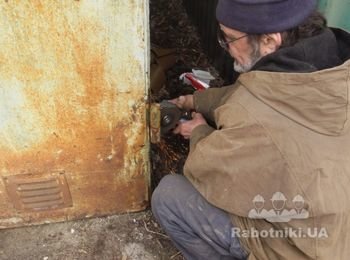 Демонтаж старой петли на воротах гаража с помощью "болгарки". Просто срезаем ненужный кусок железа и зачищаем на проеме ворот место под сварку. Таким образом подготавливаем место под монтаж новой петли.