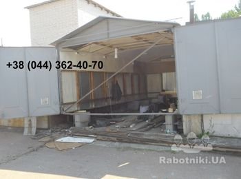 Гараж в процессе подъёма. Высота проёма въездных ворот гаража уже около 230 см. Теперь предстоит нарастить гаражные ворота и заложить шлакоблоком просветы между полом и стеной гаража. Пока конструкция железного гаража стоит на стальных опорах из уголка ("ногах").