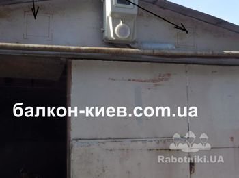 Устройство вентиляции в гараже. В данном случае, это просто примитивный сквознячок, а по научному - естественная вентиляция! Стрелочками показаны места расположения будущих вентиляционных отверстий. Вырежем некоторую часть фронтона "болгаркой", и установим вентиляционные решетки. А пока есть только разметка.