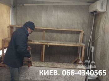 Вид киоска до начала ремонта. Демонтаж этажерки на которой стояли ёмкости с цветами. От высокой влажности ОСБ подраскисло. Ну и вся остальная обшивка (МДФ) тоже " просит пардону". В таком помещении нужно применять только пластик. Он не гниет.