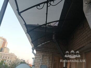Старе покриття демонтували, а нове встановили. А саме - монолітний полікарбонат.
