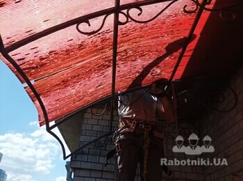 Початок роботи по заміні полікарбонату на козирку балкона. Старий полікарбонат геть потріскався від сонця. Навіть демонтаж цілими кусками зробити неможливо.