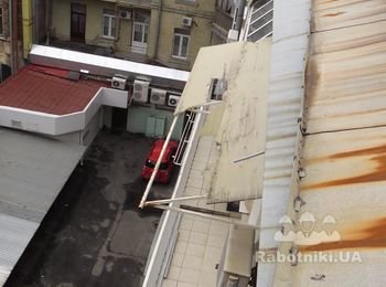 Еще одна жертва льда и снега. Этот козырек нуждается в ремонте. И еще один аргумент не в пользу поликарбоната ( имеется ввиду сотовый поликарбонат, потому что монолитный очень прочный), как материала для изготовления балконного козырька. Фото с крыши дома. Киев.