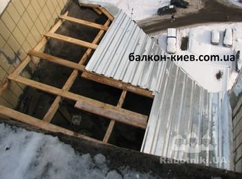 Накрываем бетонный козырёк лоджии вот такой скатной крышей из профнастила на деревянном каркасе. Форма довольно сложная, много подрезок, сложное примыкание и другая возня. Зато потолок гарантированно течь не будет. Цену на монтаж такой кровли можно узнать здесь http://remont-kiev.stroimdom.com.ua/products/