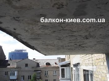 Вот такой вид потолка на балконе до начала работ по его "окультуриванию". Бетон весь растрескался и сыпется на голову. Ремонт заключается в том, чтобы установить козырек из оцинковки и монтажа обшивки верхней бетонной плиты софитом.